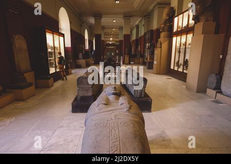 Intérieur vue sur les expositions et l'intérieur du Musée égyptien du Caire, le plus ancien musée archéologique du Moyen-Orient Banque D'Images