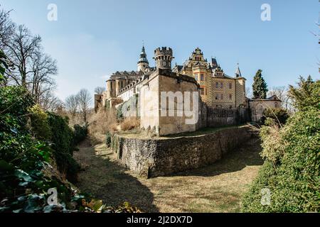 Ancien château gothique médiéval de Frydlant, étendu au château Renaissance avec cour de forme irrégulière, chapelle Sainte-Anne et pont-levis. Banque D'Images