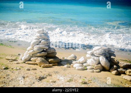 Pile de pierre sur la plage du phare Phare Des baleines sur l'île de Ré dans La France un été ensoleillé Banque D'Images