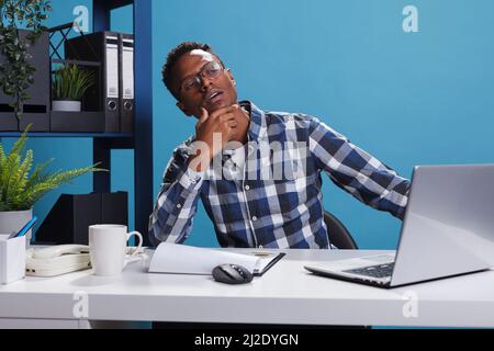 Homme d'affaires intelligent et axé sur la réflexion sur le plan financier de l'agence et la stratégie de marketing. Personne de bureau réfléchie et contemplative dans l'espace de travail qui réfléchit profondément. Banque D'Images