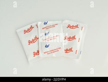 Sachets de sucre blanc. Paquets de sucre par Redpath Canadian Sugar Company. Banque D'Images