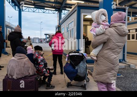 Les réfugiés ukrainiens arrivent au poste frontalier d'Isaccea (Roumanie) le 26 février 2022. Banque D'Images