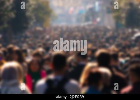 Les gens marchent. Vue sur la rue bondée et défocace en journée. Photo de fond de tourisme ou de voyage, d'affaires ou de personnes. Banque D'Images