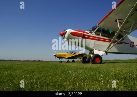 Piper PA-18-150 Super Cub classique avion G-OROD à l'aérodrome de Great Oakley dans l'Essex rural pour une course aérienne Royal Aero Club. Piste d'atterrissage pittoresque Banque D'Images