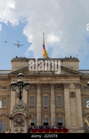 Fête d'anniversaire de la reine après Trooping The Color, que la famille royale regarde depuis le balcon de Buckingham Palace. Les avions RAF VC10 et Tornado Banque D'Images