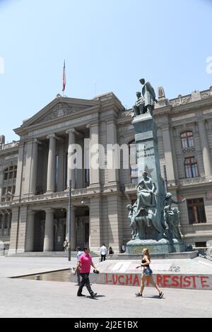 Chili, Santiago - le Palacio de los Tribunales de Justicia de Santiago (en anglais: Palais de justice de Santiago) est le bâtiment qui abrite le su Banque D'Images