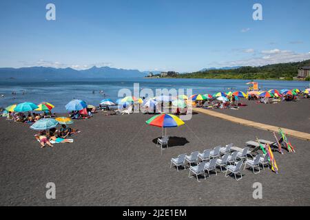 Chili, plage de la ville Pucon sur la rive du lac Villarrica, également connu sous le nom de Mallalafquén dans le district des lacs du Chili dans la zone sud-est du Provid Banque D'Images