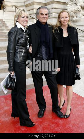 Le célèbre photographe de mode Patrick Demarchelier est décédé le jeudi 31 mars 2022, à l'âge de 78 ans - fichier - le photographe vedette français Patrick Demarchelier pose avec l'épouse Mia Demarchelier (R) à son inauguration d'exposition qui s'est tenue au petit Palais à Paris, en France, le 29 septembre 2008. Photo de Marco Vitchi/ABACAPRESS.COM Banque D'Images