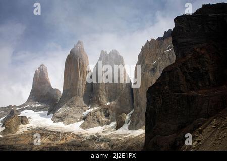 Le Torres del Paine (en espagnol pour 'Tours de Paine' et 'Paine' est un ancien mot indigène pour la couleur bleue), trois immenses tours de roche, donnent le par Banque D'Images