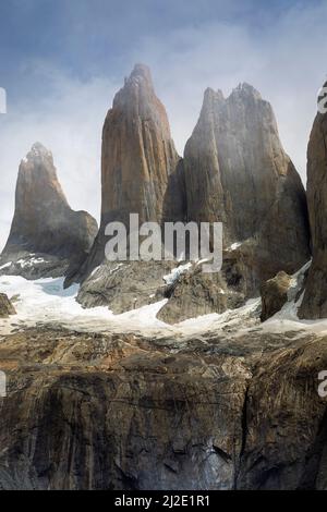 Le Torres del Paine (en espagnol pour 'Tours de Paine' et 'Paine' est un ancien mot indigène pour la couleur bleue), trois immenses tours de roche, donnent le par Banque D'Images