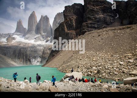 Le Torres del Paine (en espagnol pour 'Tours de Paine' et 'Paine' est un ancien mot indigène pour la couleur bleue), trois immenses tours de roche, donnent le par Banque D'Images