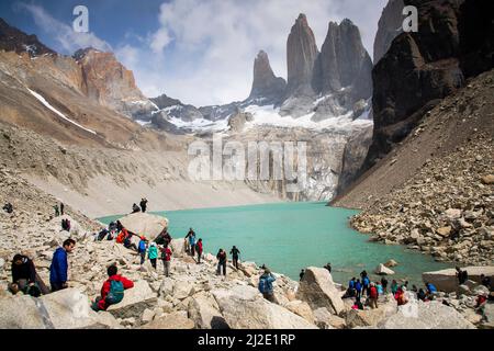 Le Torres del Paine (en espagnol pour 'Tours de Paine' et 'Paine' est un ancien mot indigène pour la couleur bleue), trois immenses tours de roche, donnent le par Banque D'Images