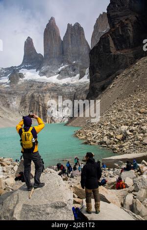 Le Torres del Paine (en espagnol pour 'Tours de Paine' et 'Paine' est un ancien mot indigène pour la couleur bleue), trois immenses tours de roche, donnent le par Banque D'Images