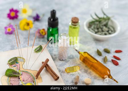 Bouteille de pilules aliments suplements médicaments santé médicaments soins de santé additifs de traitement pharmacie avec céramique blanc portar avec plantes médicinales fraîches sur fond Banque D'Images