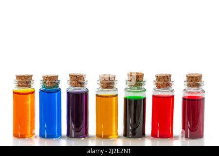 Flacons de colorant alimentaire isolés sur fond blanc Banque D'Images