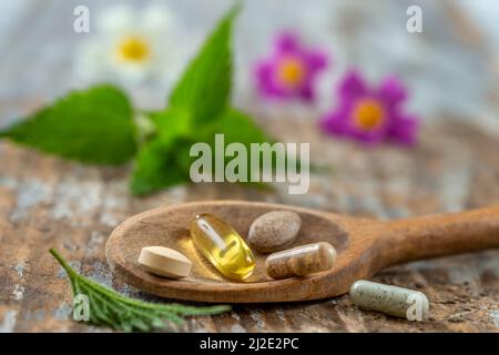 Cuillère en bois de nourriture suplements médicament santé médicaments traitement de santé additifs pharmacie avec plantes médicinales fraîches sur fond Banque D'Images