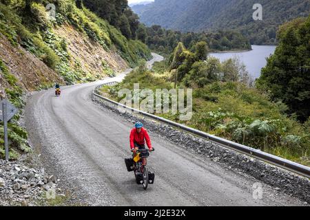 Chili, 29-01-2020, cyclistes sur leur vélo sur la Carretera Austral entre la Junta et Puyuhuapi. Banque D'Images