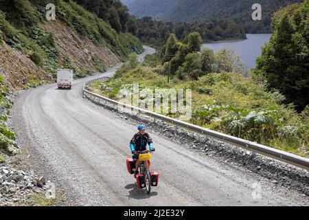 Chili, 29-01-2020, cyclistes sur leur vélo sur la Carretera Austral entre la Junta et Puyuhuapi. Banque D'Images