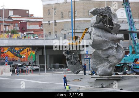 Moscou, Russie, 14 août 2021 : la sculpture de l'artiste suisse Urs Fischer, appelée Big Clay 4, a été installée sur Bolotnaya Naberezhnaya. Mod. Monumental Banque D'Images