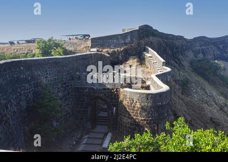 INDE, MAHARASHTRA, PUNE, décembre 2021, touriste à la porte d'entrée de fort de la tour de vue, fort Korigad Banque D'Images