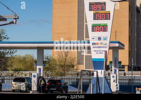 Madrid, Espagne. 01st avril 2022. Les gens remplissent leurs véhicules de carburant à une station-service à bas prix le jour où un rabais de 20 cents par litre d'essence est entré en vigueur. À partir du 1st avril, un rabais minimum de 20 cents par litre de carburant s'applique à tous les citoyens espagnols, une mesure mise en œuvre par le gouvernement jusqu'en juin 30th dans le cadre d'un plan de réponse à l'impact de la guerre en Ukraine qui augmente les prix du carburant. Credit: Marcos del Mazo/Alay Live News Banque D'Images