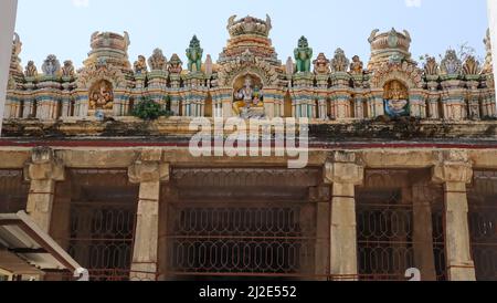 Statue de Lord Ganesha, Lord Brahma et Vishwakarma au sommet du temple de Big Bull, Bangalore, Karnataka, Inde Banque D'Images