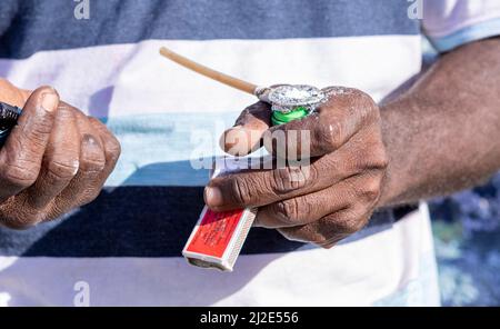 Homme fuquant crack dans les rues de Curaçao Banque D'Images