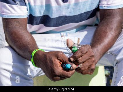 Homme fuquant crack dans les rues de Curaçao Banque D'Images