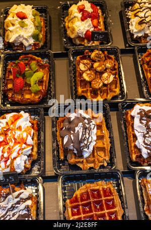 Gaufres belges avec garnitures colorées sur la vitrine. Bruxelles Banque D'Images