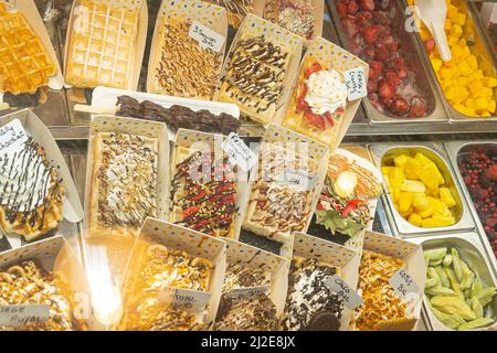 Gaufres belges avec garnitures colorées sur la vitrine. Bruxelles Banque D'Images