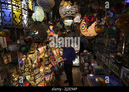 Jérusalem. 31st mars 2022. Un homme vend des lanternes avant le mois Saint du Ramadan dans un magasin de la vieille ville de Jérusalem, le 31 mars 2022. Crédit: Muammar Awad/Xinhua/Alamy Live News Banque D'Images