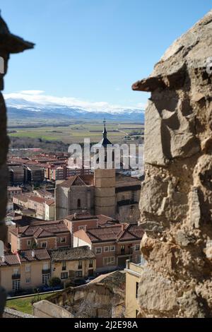 Vue depuis les murs médiévaux d'Avila, en Espagne. Parroquia de Santiago Apóstol et le parc régional de la Sierra de Gredos enneigé sont vus. Banque D'Images