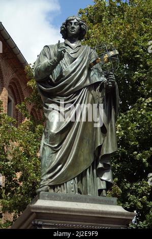 Toruń, Pomorze, Pologne Polen Polska, Monument à Nicholas Copernicus; Monumento a Nicolás Copernico; Denkmal für Nikolaus Kopernikus; Mikołaj Kopernik Banque D'Images