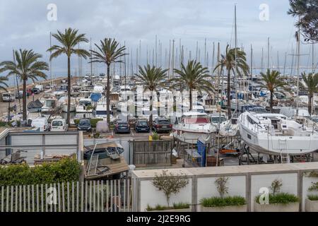 S'Arenal, Espagne; mars 13 2022: Vue aérienne du yacht club de s'Arenal par une journée nuageux. Île de Majorque, Espagne Banque D'Images