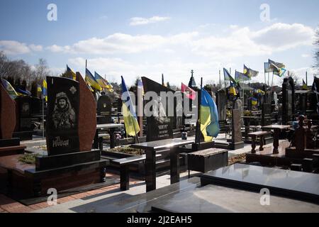 Tombes militaires de soldats dans le cimetière de Berkovets à Kiev (Kiev), le 17 mars 2022. Pendant l'invasion russe de l'Ukraine. Photo de Raphael Lafargue/ABACAPRESS.COM Banque D'Images