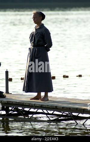 Augustów Pologne, Polen, Polska, la nonne pieds nus est debout sur la jetée du lac, en regardant au loin. 一位赤腳修女站在湖碼頭上。Zakonnica pomost jezioro Banque D'Images