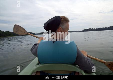 Augustów, Pologne, Polen, Polska, Une nonne de canoë dans une gilet de vie. Eine Nonne, die in einer Schwimmweste Kanu fährt. Kanufahren 穿著救生衣劃獨木舟的修女。 Banque D'Images