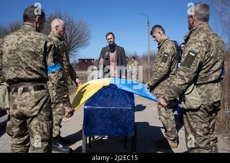 Enterrement du soldat ukrainien Shabadash Yury Viktorovich, 61 ans, lors de la cérémonie funéraire avec des soldats ukrainiens, épouse et fils du défunt au cimetière Berkovetskyy à Kiev (Kiev), Ukraine le 21 mars 2022, Alors que les troupes russes tentent d'encercler la capitale ukrainienne dans le cadre de leur offensive lente. Photo de Raphael Lafargue/ABACAPRESS.COM Banque D'Images