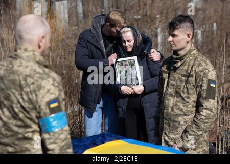 Enterrement du soldat ukrainien Shabadash Yury Viktorovich, 61 ans, lors de la cérémonie funéraire avec des soldats ukrainiens, épouse et fils du défunt au cimetière Berkovetskyy à Kiev (Kiev), Ukraine le 21 mars 2022, Alors que les troupes russes tentent d'encercler la capitale ukrainienne dans le cadre de leur offensive lente. Photo de Raphael Lafargue/ABACAPRESS.COM Banque D'Images