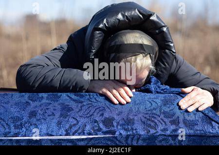 Enterrement du soldat ukrainien Shabadash Yury Viktorovich, 61 ans, lors de la cérémonie funéraire avec des soldats ukrainiens, épouse et fils du défunt au cimetière Berkovetskyy à Kiev (Kiev), Ukraine le 21 mars 2022, Alors que les troupes russes tentent d'encercler la capitale ukrainienne dans le cadre de leur offensive lente. Photo de Raphael Lafargue/ABACAPRESS.COM Banque D'Images