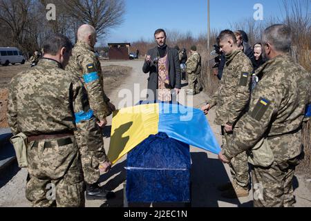Enterrement du soldat ukrainien Shabadash Yury Viktorovich, 61 ans, lors de la cérémonie funéraire avec des soldats ukrainiens, épouse et fils du défunt au cimetière Berkovetskyy à Kiev (Kiev), Ukraine le 21 mars 2022, Alors que les troupes russes tentent d'encercler la capitale ukrainienne dans le cadre de leur offensive lente. Photo de Raphael Lafargue/ABACAPRESS.COM Banque D'Images