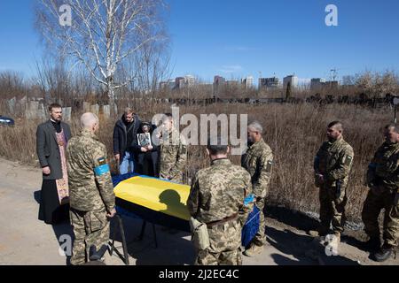 Enterrement du soldat ukrainien Shabadash Yury Viktorovich, 61 ans, lors de la cérémonie funéraire avec des soldats ukrainiens, épouse et fils du défunt au cimetière Berkovetskyy à Kiev (Kiev), Ukraine le 21 mars 2022, Alors que les troupes russes tentent d'encercler la capitale ukrainienne dans le cadre de leur offensive lente. Photo de Raphael Lafargue/ABACAPRESS.COM Banque D'Images