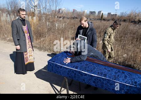 Enterrement du soldat ukrainien Shabadash Yury Viktorovich, 61 ans, lors de la cérémonie funéraire avec des soldats ukrainiens, épouse et fils du défunt au cimetière Berkovetskyy à Kiev (Kiev), Ukraine le 21 mars 2022, Alors que les troupes russes tentent d'encercler la capitale ukrainienne dans le cadre de leur offensive lente. Photo de Raphael Lafargue/ABACAPRESS.COM Banque D'Images