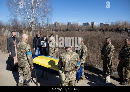 Enterrement du soldat ukrainien Shabadash Yury Viktorovich, 61 ans, lors de la cérémonie funéraire avec des soldats ukrainiens, épouse et fils du défunt au cimetière Berkovetskyy à Kiev (Kiev), Ukraine le 21 mars 2022, Alors que les troupes russes tentent d'encercler la capitale ukrainienne dans le cadre de leur offensive lente. Photo de Raphael Lafargue/ABACAPRESS.COM Banque D'Images