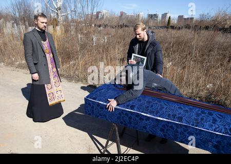 Enterrement du soldat ukrainien Shabadash Yury Viktorovich, 61 ans, lors de la cérémonie funéraire avec des soldats ukrainiens, épouse et fils du défunt au cimetière Berkovetskyy à Kiev (Kiev), Ukraine le 21 mars 2022, Alors que les troupes russes tentent d'encercler la capitale ukrainienne dans le cadre de leur offensive lente. Photo de Raphael Lafargue/ABACAPRESS.COM Banque D'Images