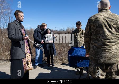 Enterrement du soldat ukrainien Shabadash Yury Viktorovich, 61 ans, lors de la cérémonie funéraire avec des soldats ukrainiens, épouse et fils du défunt au cimetière Berkovetskyy à Kiev (Kiev), Ukraine le 21 mars 2022, Alors que les troupes russes tentent d'encercler la capitale ukrainienne dans le cadre de leur offensive lente. Photo de Raphael Lafargue/ABACAPRESS.COM Banque D'Images