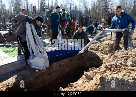 Enterrement du soldat ukrainien Shabadash Yury Viktorovich, 61 ans, lors de la cérémonie funéraire avec des soldats ukrainiens, épouse et fils du défunt au cimetière Berkovetskyy à Kiev (Kiev), Ukraine le 21 mars 2022, Alors que les troupes russes tentent d'encercler la capitale ukrainienne dans le cadre de leur offensive lente. Photo de Raphael Lafargue/ABACAPRESS.COM Banque D'Images