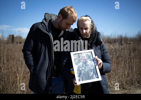 Enterrement du soldat ukrainien Shabadash Yury Viktorovich, 61 ans, lors de la cérémonie funéraire avec des soldats ukrainiens, épouse et fils du défunt au cimetière Berkovetskyy à Kiev (Kiev), Ukraine le 21 mars 2022, Alors que les troupes russes tentent d'encercler la capitale ukrainienne dans le cadre de leur offensive lente. Photo de Raphael Lafargue/ABACAPRESS.COM Banque D'Images