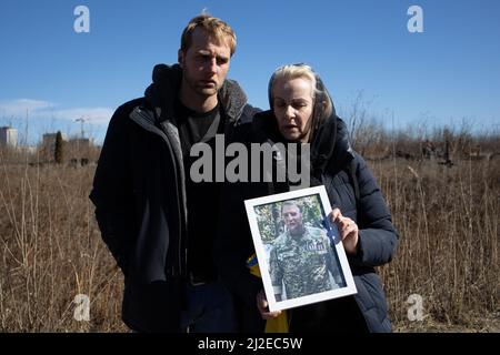 Enterrement du soldat ukrainien Shabadash Yury Viktorovich, 61 ans, lors de la cérémonie funéraire avec des soldats ukrainiens, épouse et fils du défunt au cimetière Berkovetskyy à Kiev (Kiev), Ukraine le 21 mars 2022, Alors que les troupes russes tentent d'encercler la capitale ukrainienne dans le cadre de leur offensive lente. Photo de Raphael Lafargue/ABACAPRESS.COM Banque D'Images