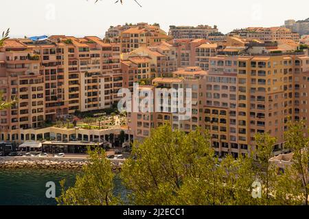 Vue panoramique aérienne de Fontvieille - quartier de Monaco-ville.Yacht de luxe amarré dans la baie de Monaco, France . Principauté de Monaco est une Banque D'Images